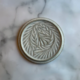 フラット丸プレート7寸 墨白|藤原純(信楽焼 陶器)