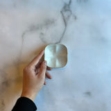 作家 藤原志鈴香 まるスクエアプレートS 白