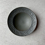 しのぎ リム皿 小 黒|作家 山本雅則(信楽焼)