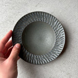 しのぎ リム皿 小 黒|作家 山本雅則(信楽焼)