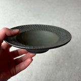 しのぎ リム皿 小 黒|作家 山本雅則(信楽焼)