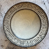 しのぎ リム皿 大 白|作家 山本雅則(信楽焼)