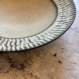 しのぎ リム皿 大 白|作家 山本雅則(信楽焼)