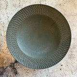 しのぎ リム皿 大 黒|作家 山本雅則(信楽焼)