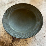 しのぎ リム皿 大 黒|作家 山本雅則(信楽焼)