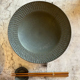 しのぎ リム皿 大 黒|作家 山本雅則(信楽焼)