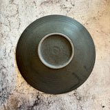 しのぎ リム皿 大 黒|作家 山本雅則(信楽焼)