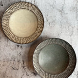 しのぎ リム皿 中 白|作家 山本雅則(信楽焼)