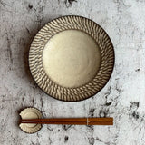 しのぎ リム皿 中 白|作家 山本雅則(信楽焼)