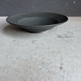 しのぎ リム皿 中 黒|作家 山本雅則(信楽焼)