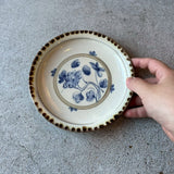 鉄ふち染付花文5寸皿【石井11】