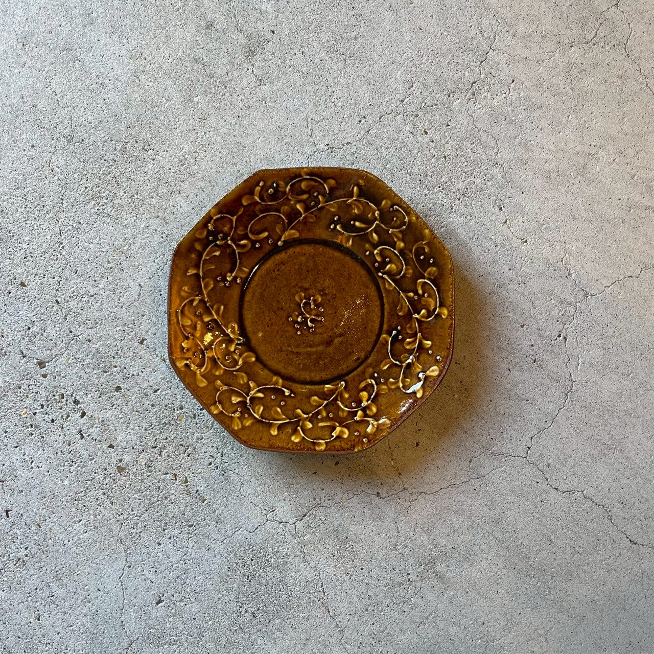 近藤文　クリーム色と茶色の八角形皿　2枚セット 八角菓子皿 飴釉｜作家 近藤文 – nokaze｜陶器、和食器、うつわの通販