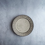 しのぎ リム平皿 6寸 白 - nokaze|陶器、和食器、うつわの通販