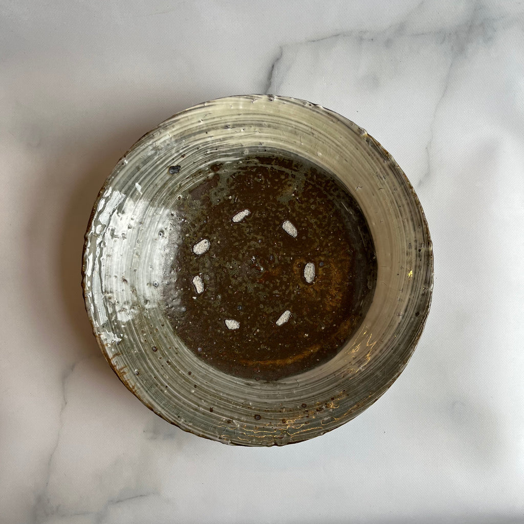 刷毛目 7寸浅鉢｜作家 額賀 円也 – nokaze｜陶器、和食器、うつわの通販