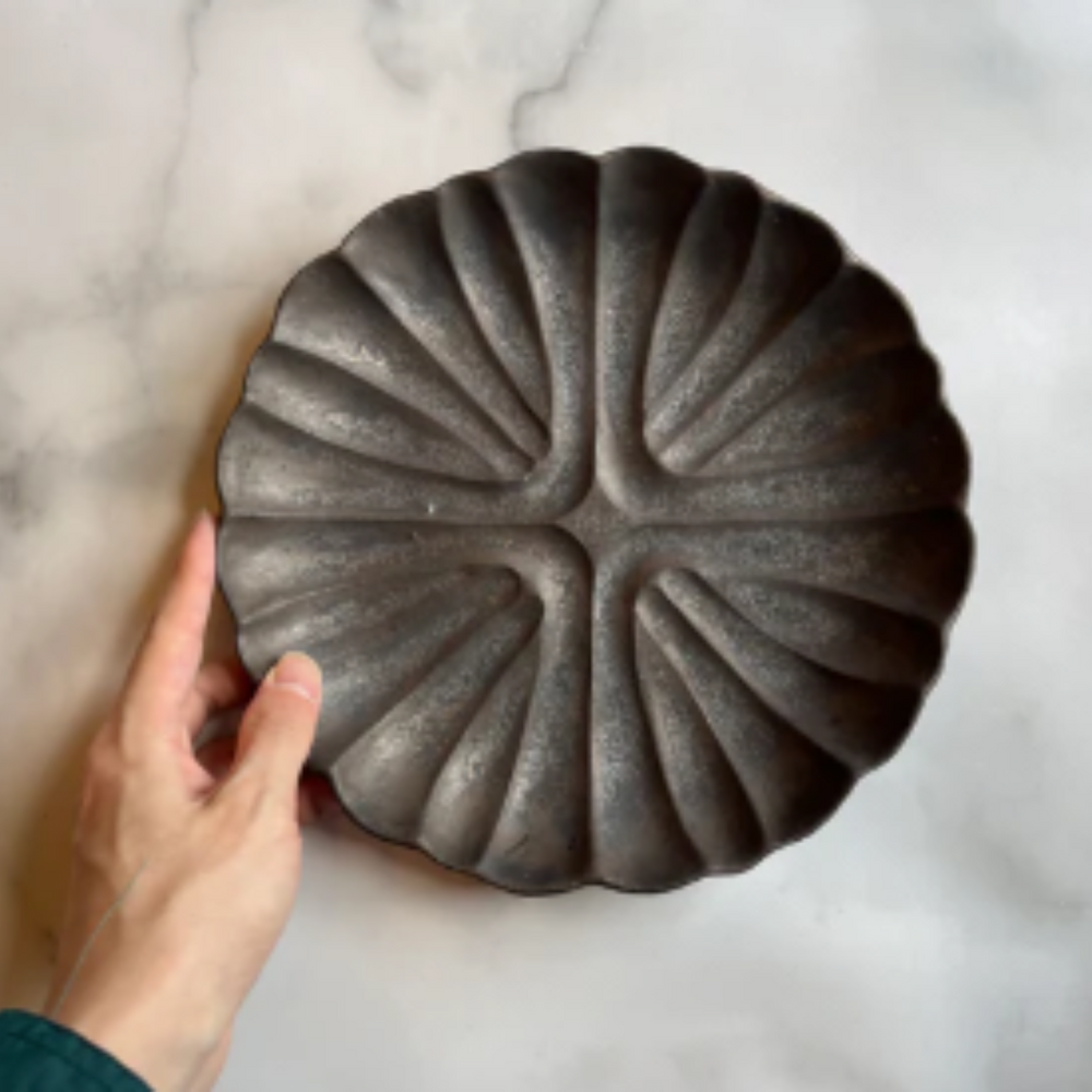 輪花皿 黒L|藤原純(信楽焼 陶器) – nokaze|陶器、和食器、うつわの通販 輪花皿 黒L|藤原純(信楽焼 陶器) – nokaze|陶器、和食器、うつわの通販