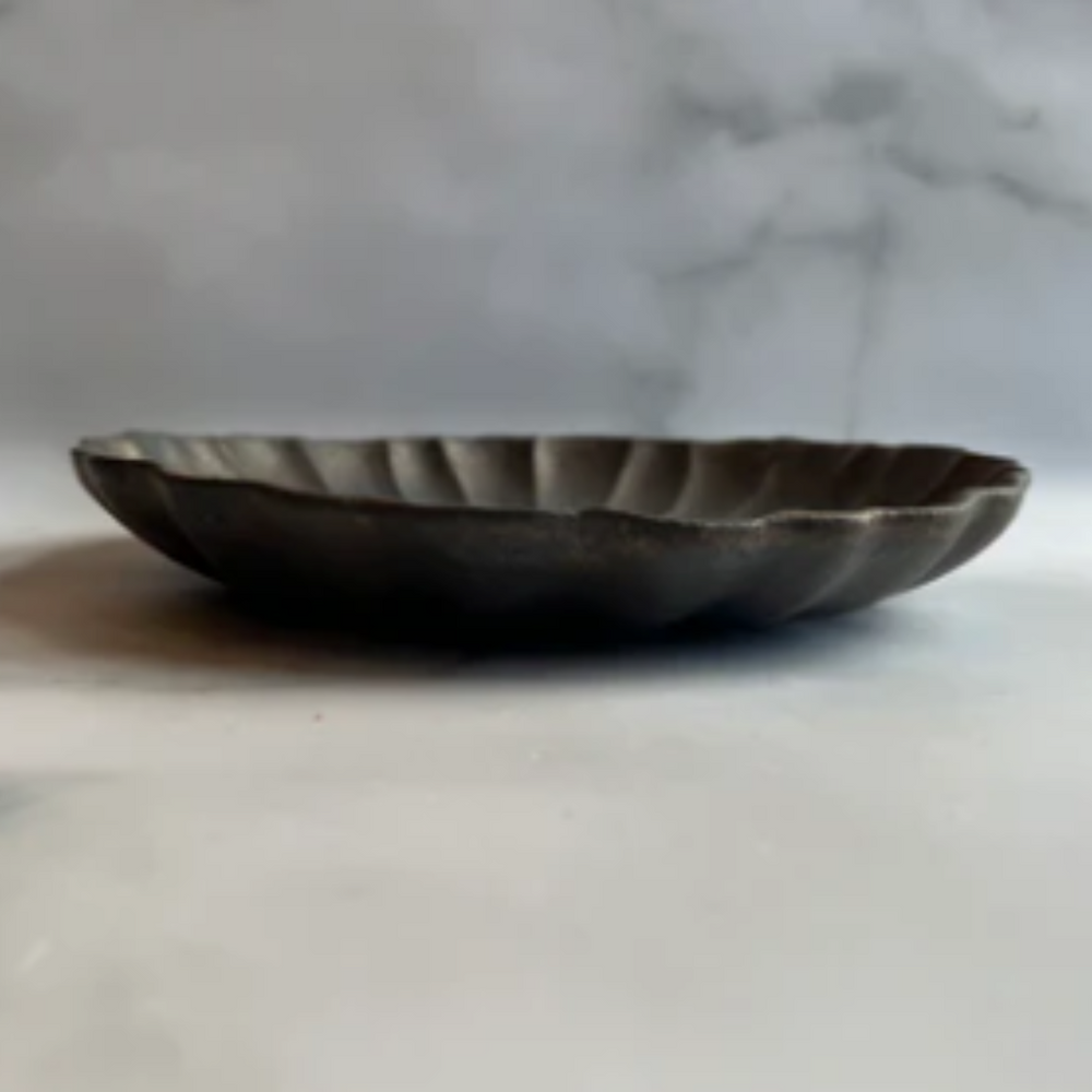 輪花皿 黒L｜藤原純（信楽焼 陶器） – nokaze｜陶器、和食器、うつわの通販