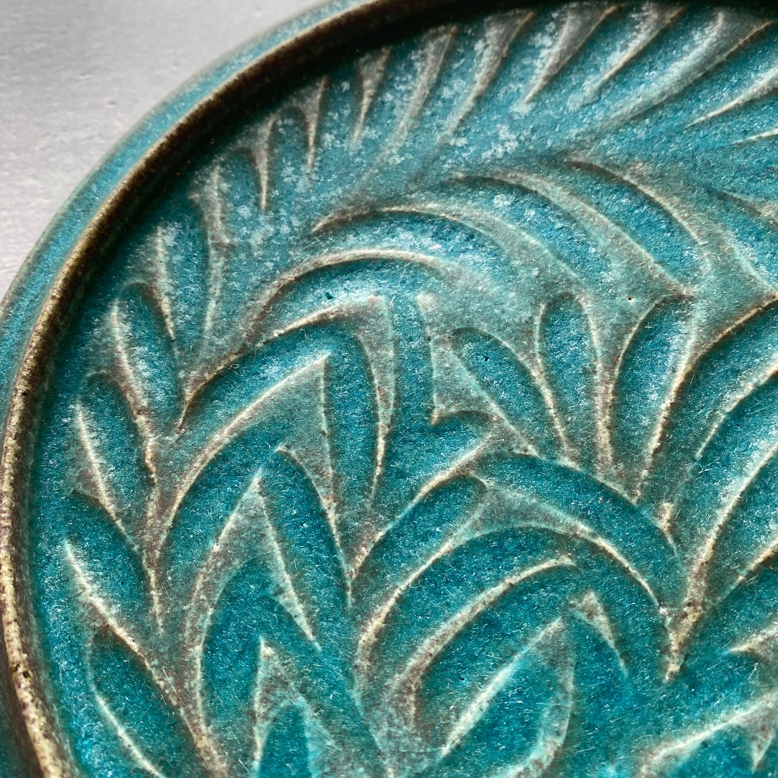 信楽焼　藤原純　青緑色の花びら型陶器皿 フラット丸プレート7寸 青｜藤原純（信楽焼 陶器） – nokaze