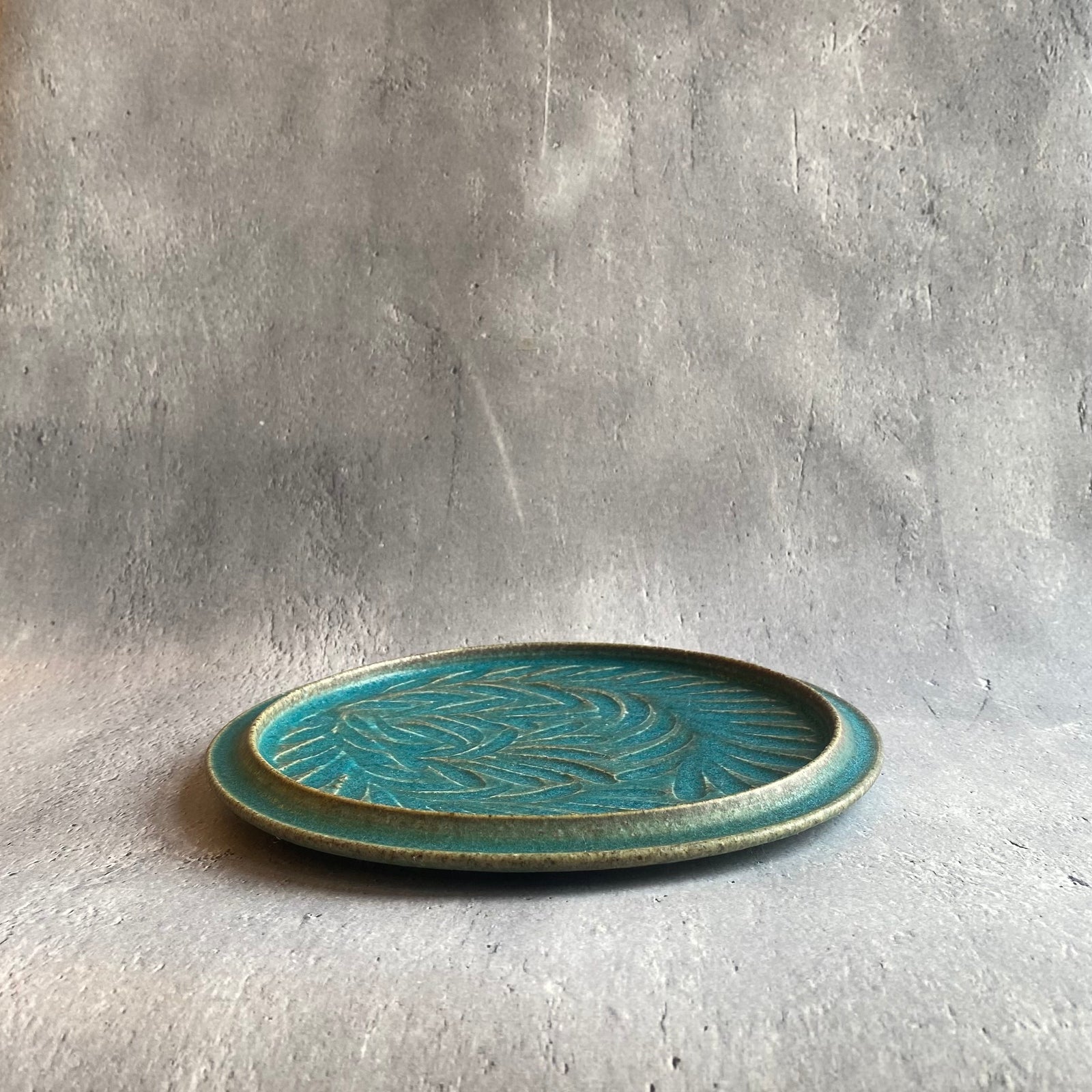 信楽焼　藤原純　青緑色の花びら型陶器皿 信楽焼 藤原純 青緑色の花びら型陶器皿