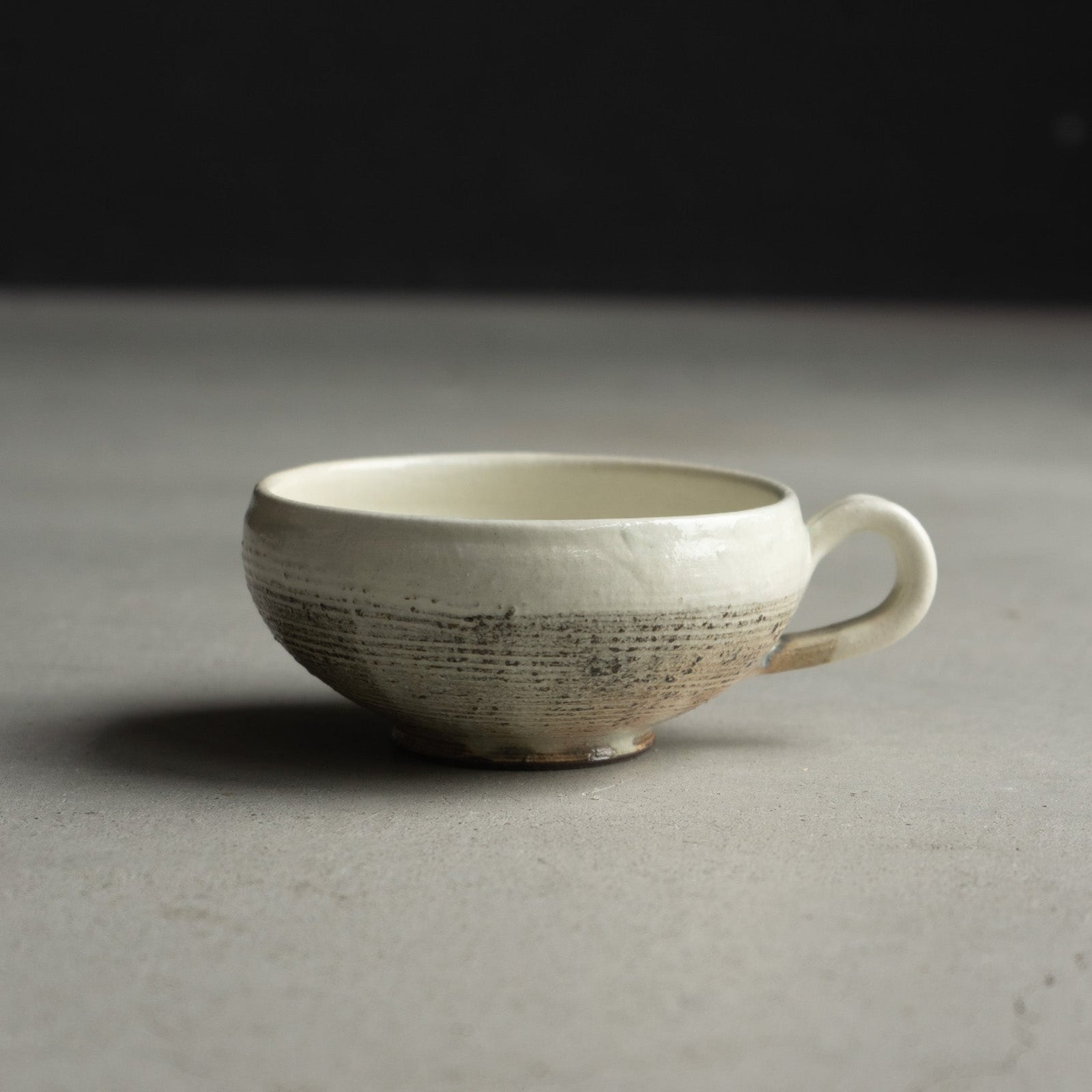 手付丸形スープカップ 渕荒横彫｜古谷製陶所（信楽焼 陶器） – nokaze