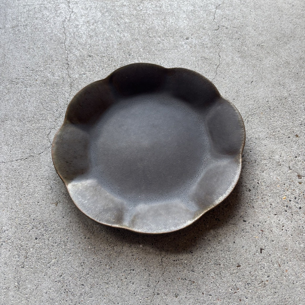 輪花皿 中 サビ釉｜古谷製陶所（信楽焼 陶器） – nokaze｜陶器、和食器