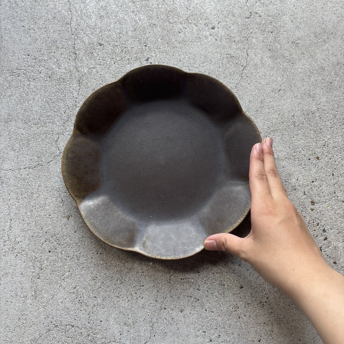 輪花皿 中 サビ釉｜古谷製陶所（信楽焼 陶器） – nokaze｜陶器、和食器