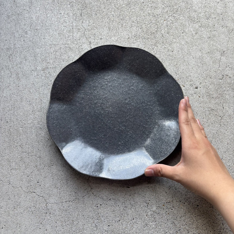 輪花皿 中 グレー釉｜古谷製陶所（信楽焼 陶器） – nokaze｜陶器、和