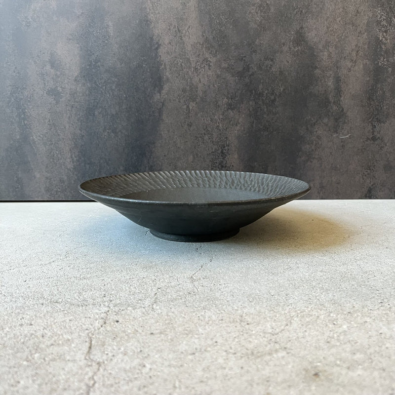 【美品】信楽焼き　山本雅則　しのぎ　リム皿　大　3枚セット しのぎ リム皿 大 黒｜作家 山本雅則（信楽焼） – nokaze｜陶器、和