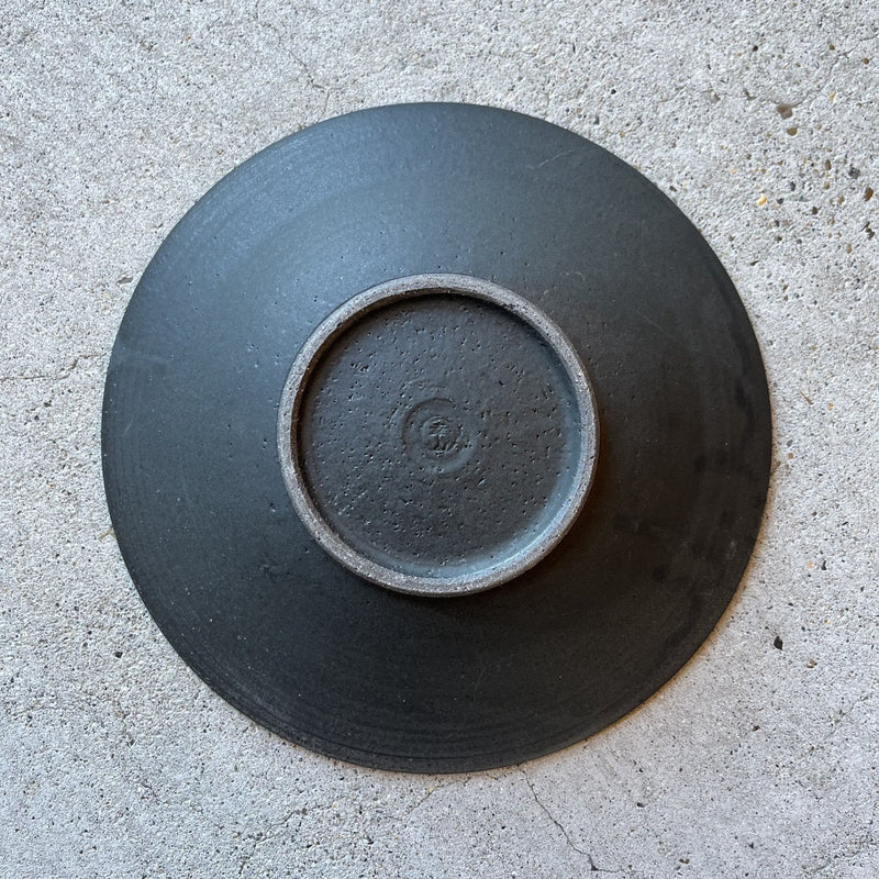 しのぎ リム皿 大 黒｜作家 山本雅則（信楽焼） – nokaze｜陶器、和