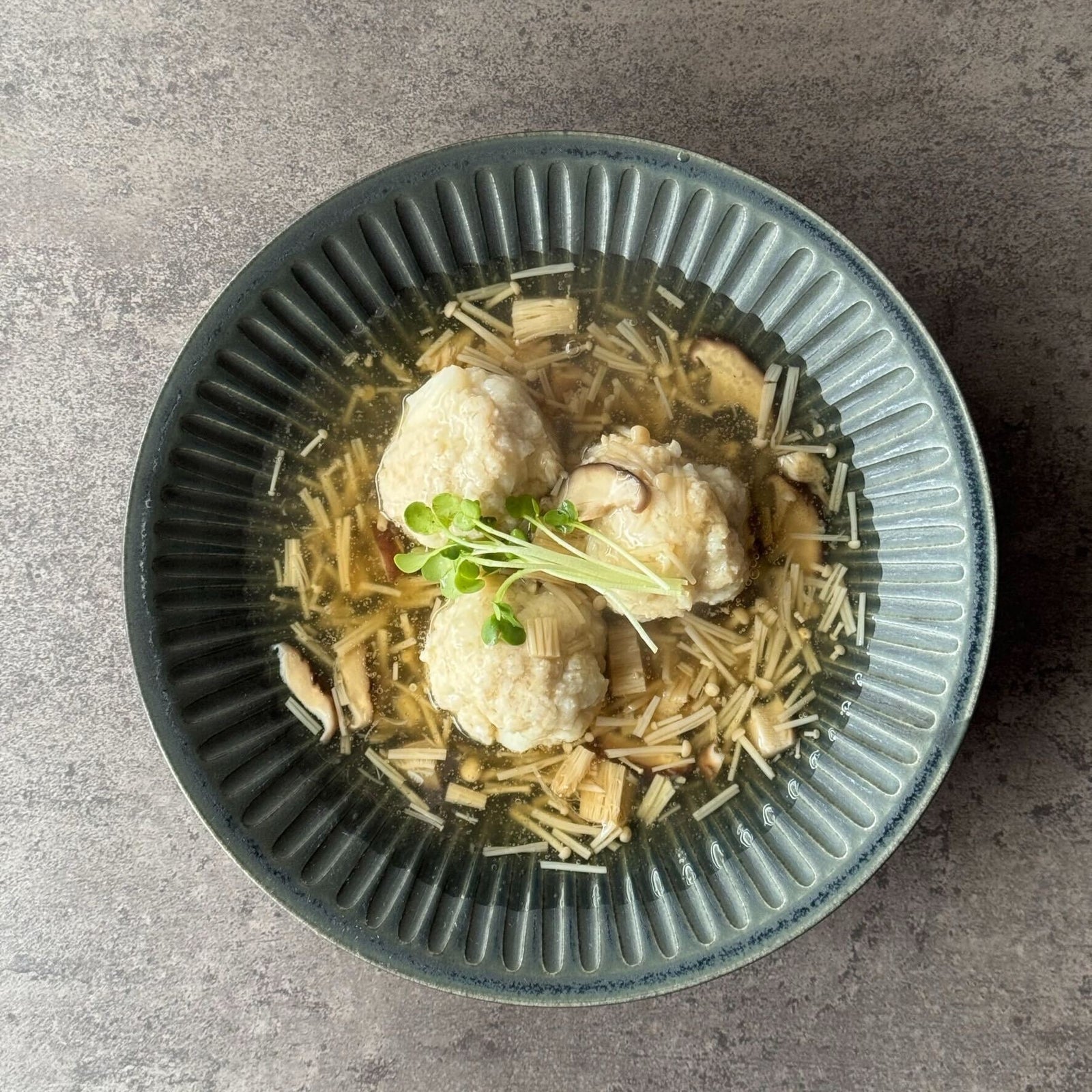 花しのぎ 皿 中 黒｜作家 山本雅則（信楽焼） – nokaze｜陶器、和食器
