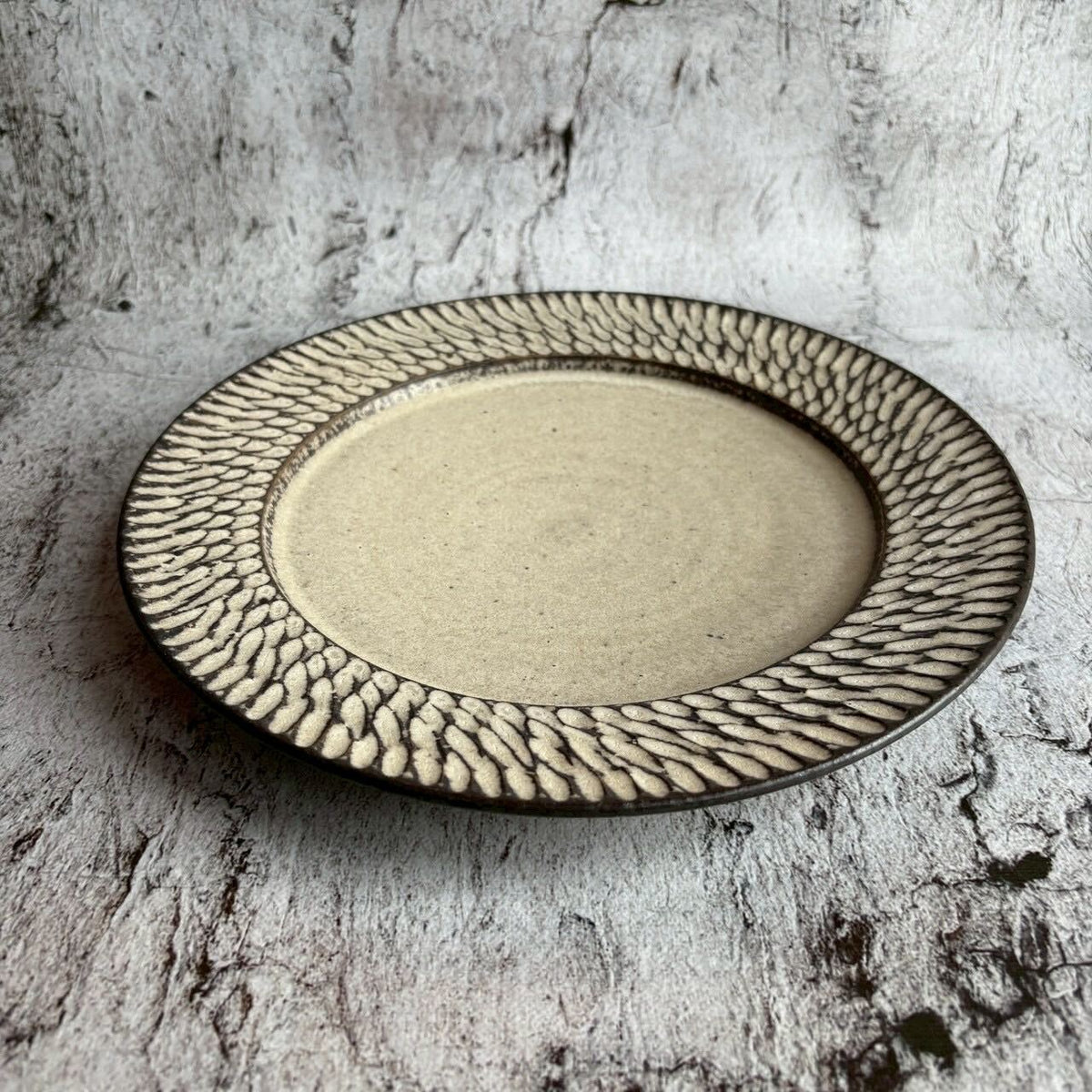 しのぎ リム平皿 8寸 白｜作家 山本雅則（信楽焼） – nokaze