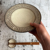 しのぎ リム皿 中 白｜作家　山本雅則（信楽焼）