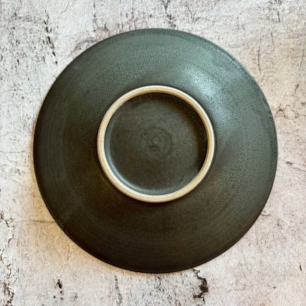 花しのぎ 皿 中 黒｜作家 山本雅則（信楽焼） – nokaze｜陶器、和食器