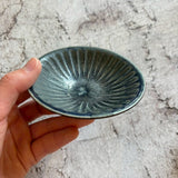 花しのぎ 皿 豆 黒｜作家　山本雅則（信楽焼）