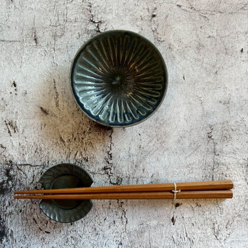 花しのぎ 皿 豆 黒｜作家　山本雅則（信楽焼）