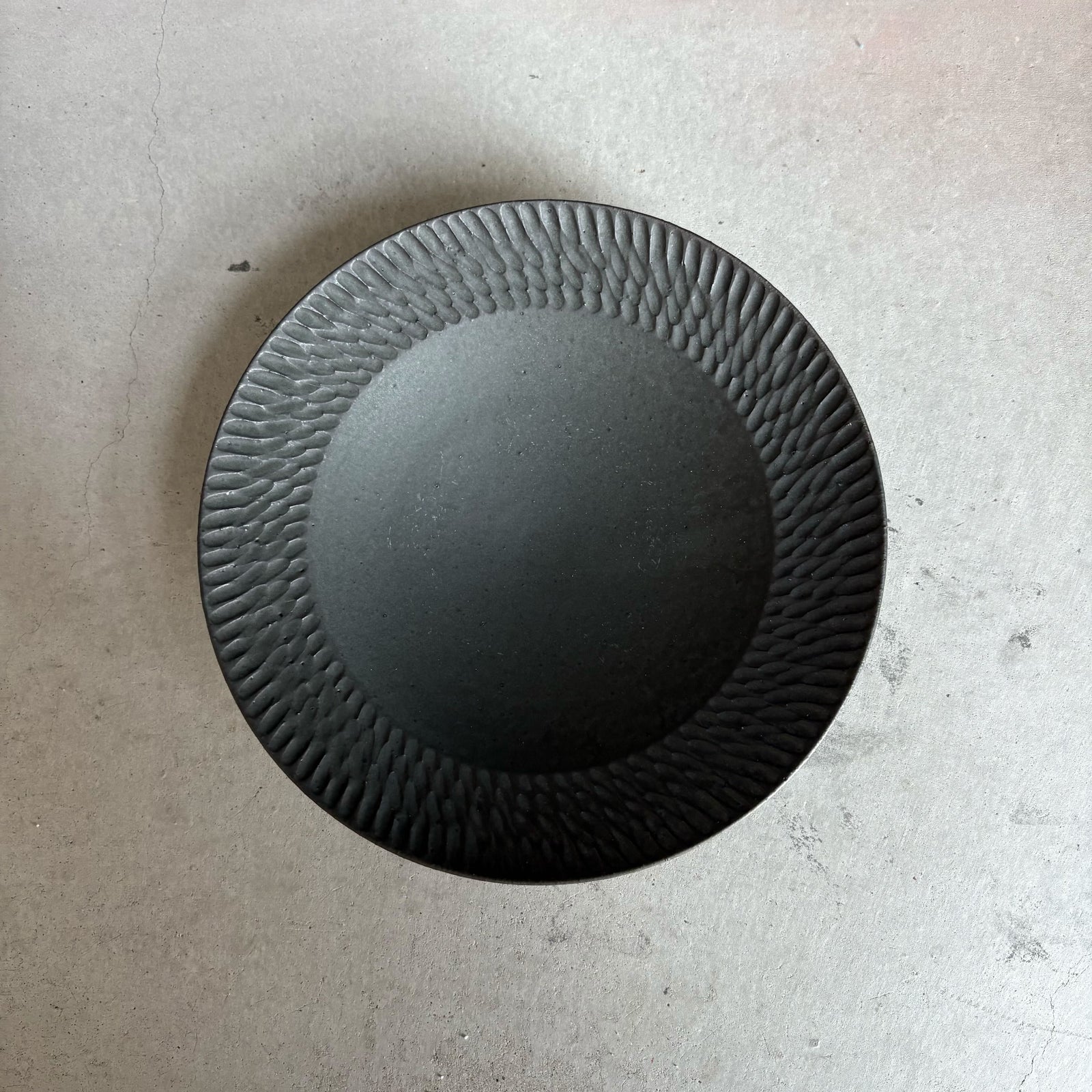 しのぎ リム皿 中 黒｜作家 山本雅則（信楽焼） – nokaze｜陶器、和