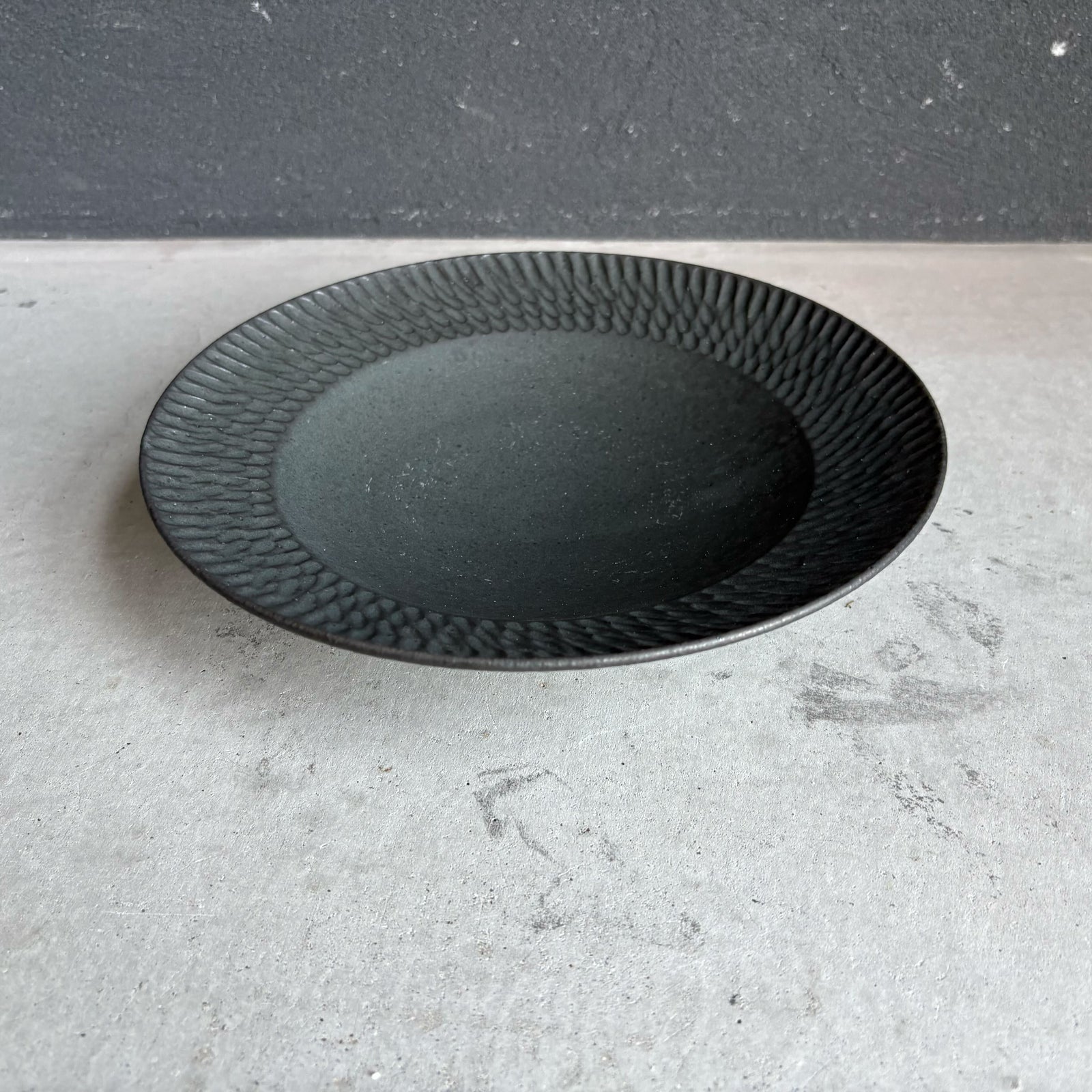 しのぎ リム皿 中 黒｜作家 山本雅則（信楽焼） – nokaze｜陶器、和