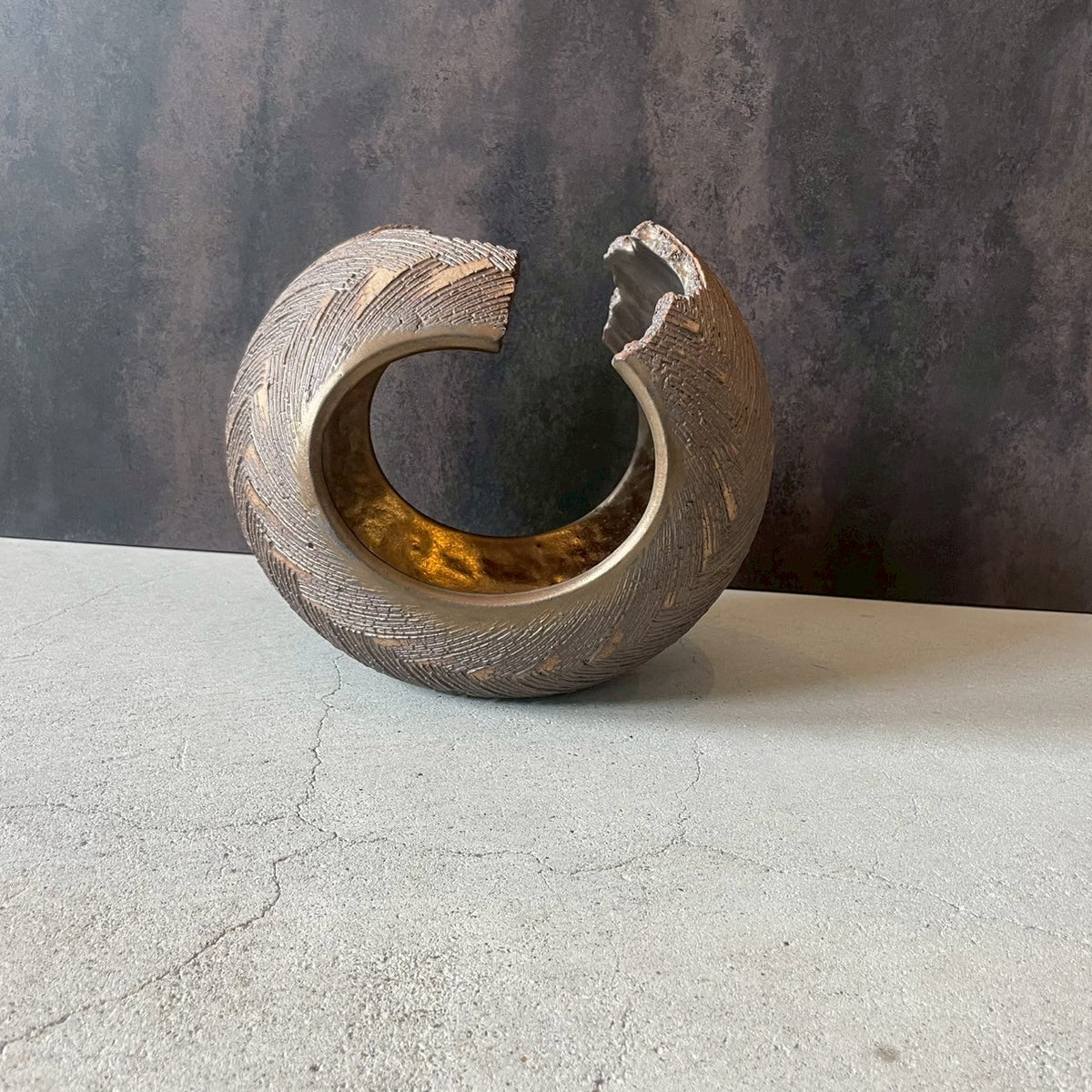 小皿　江戸前期　美濃　瀬戸黒　花型　型押し　蛇肌 小皿 江戸前期 美濃 瀬戸黒 花型 型押し 蛇肌 二色十草