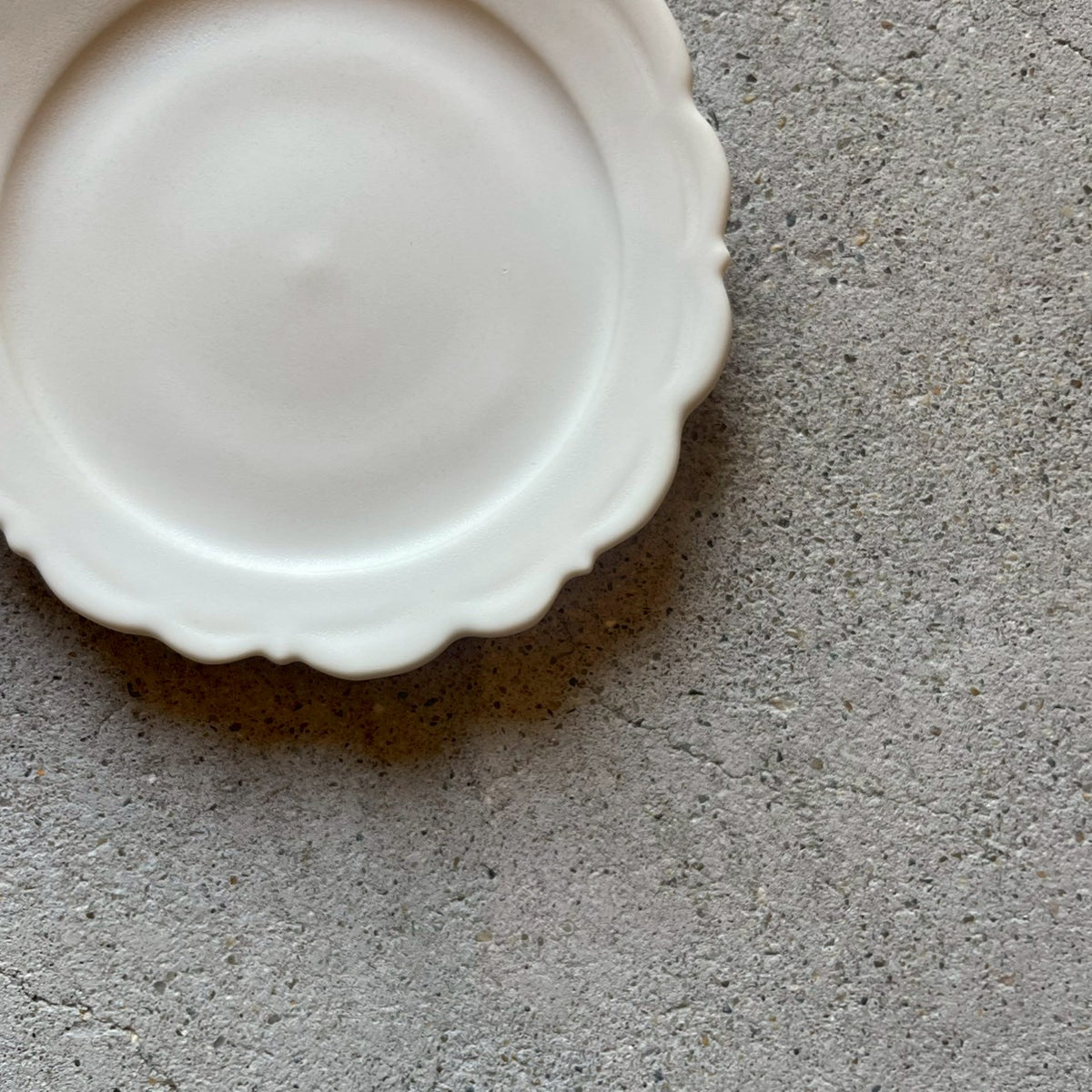 豆皿 レリーフソーサーφ10 白|作家 藤村佳澄 – nokaze|陶器、和食器 豆皿 レリーフソーサーφ10 白|作家 藤村佳澄 – nokaze|陶器、和食器