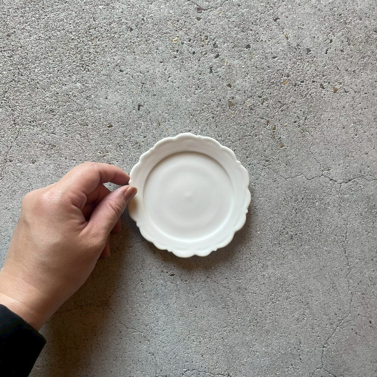豆皿 レリーフソーサーφ10 白｜作家 藤村佳澄 – nokaze｜陶器、和食器