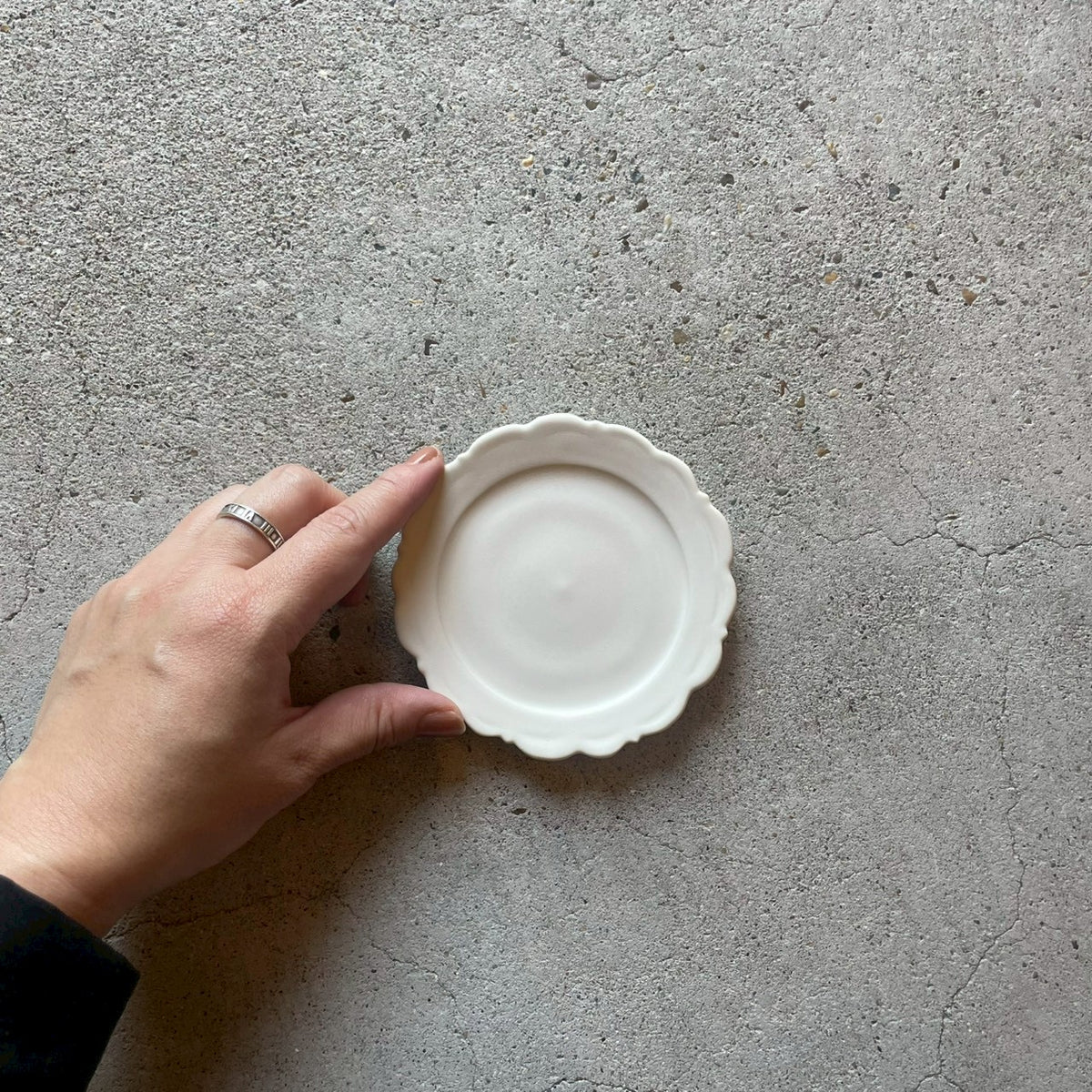 豆皿 レリーフソーサーφ10 白｜作家 藤村佳澄 – nokaze｜陶器、和食器