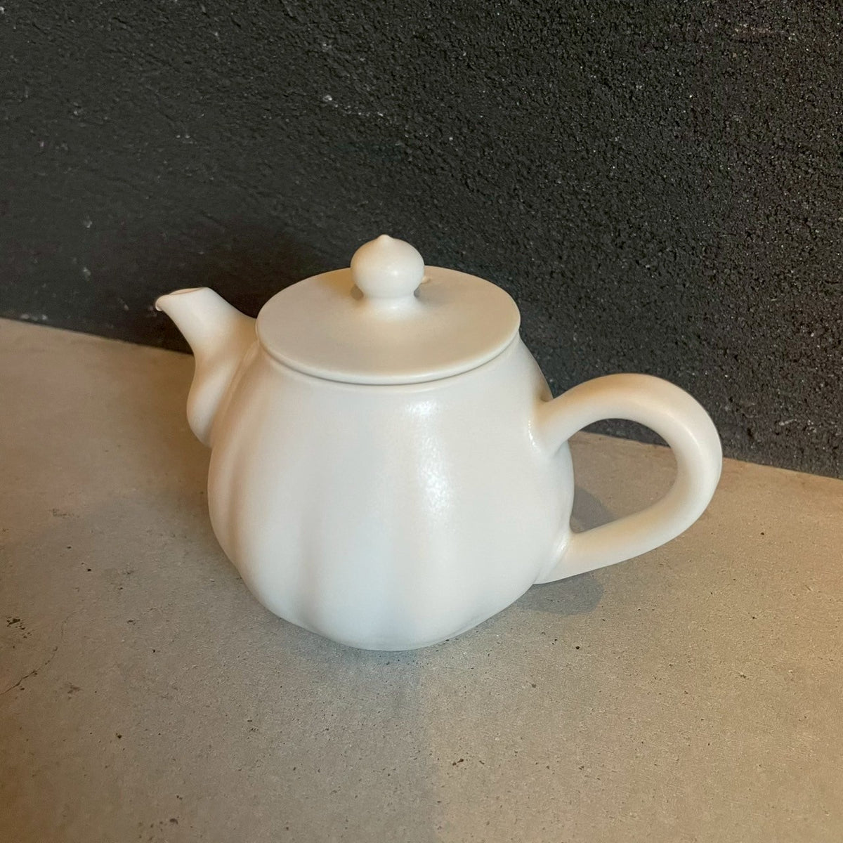 白い陶器のシロイルカの置物 , 陶芸家リュドミラ・アルヒポワ LINE_ALBUM_FK36_7_8.
