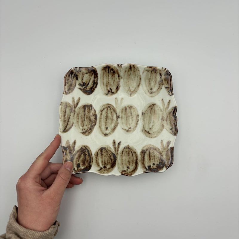 蝶ひらひらスクエア皿オークル｜水谷和音 – nokaze｜陶器、和食器