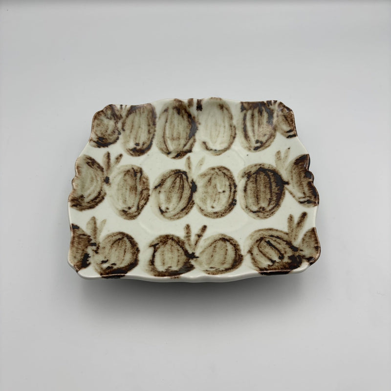 蝶飾りの付いた水盤 蝶ひらひらスクエア皿オークル｜水谷和音 – nokaze｜陶器、和食器