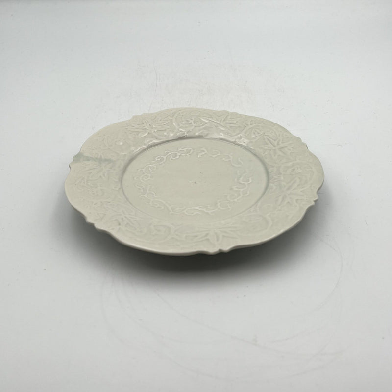 青白瓷花唐草菱花中盘｜jiucasca 前田麻美– nokaze｜陶器、和食器