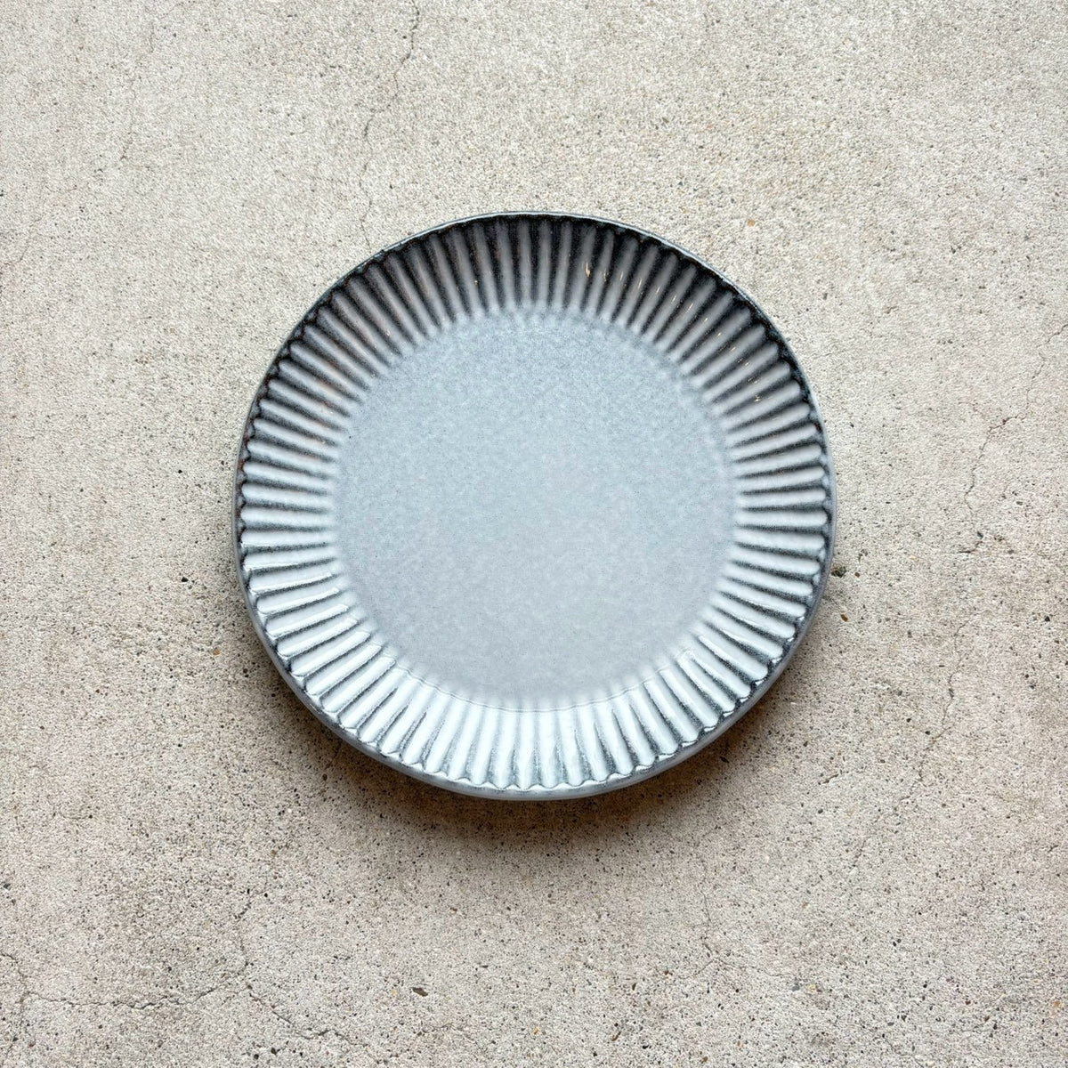 輪花7寸皿 グレー | 萩焼 松光山 – nokaze｜陶器、和食器、うつわの通販