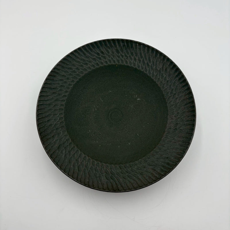 しのぎ リム皿 大 黒｜作家 山本雅則（信楽焼） – nokaze｜陶器、和