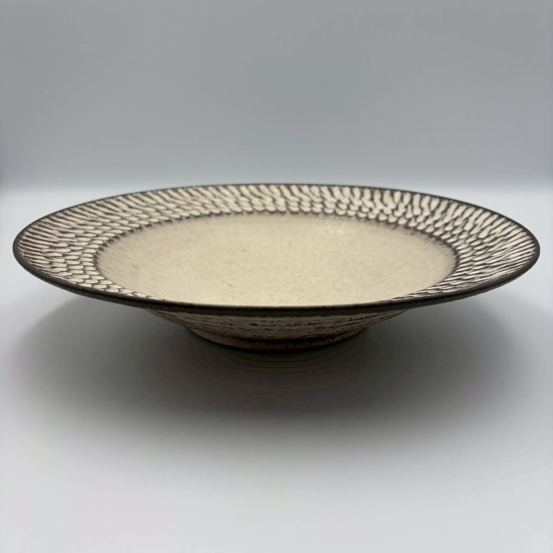 しのぎ リム皿 大 白｜作家 山本雅則（信楽焼） – nokaze｜陶器、和
