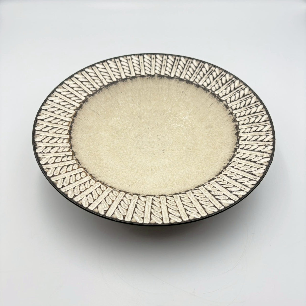 縄目 リム皿 大 白｜作家 山本雅則（信楽焼） – nokaze｜陶器、和食器