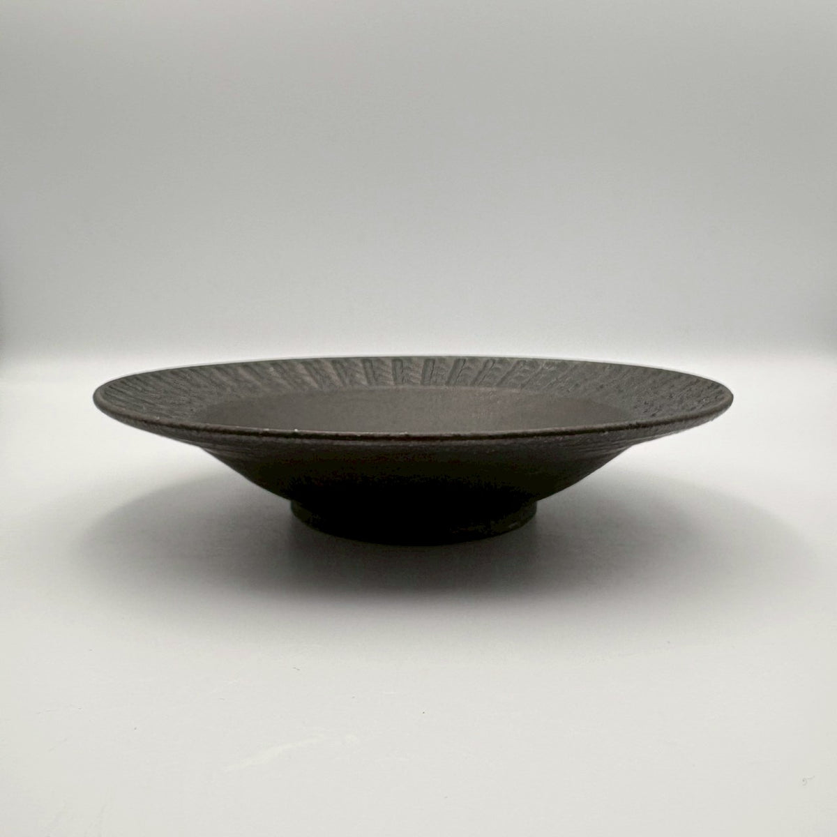 縄目リム皿 中 黒｜作家 山本雅則（信楽焼） – nokaze｜陶器、和食器