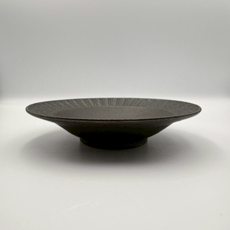 縄目リム皿 中 黒｜作家 山本雅則（信楽焼） – nokaze｜陶器、和食器